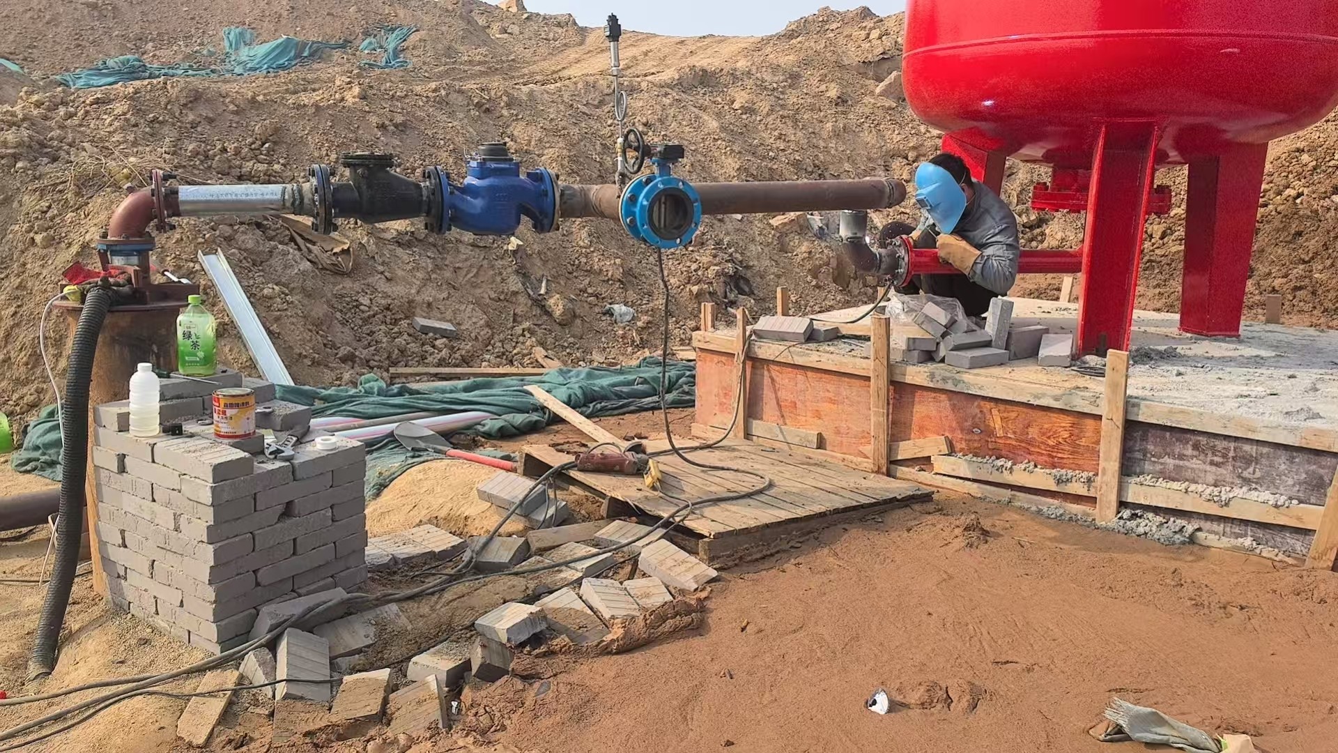 郑州污水处理厂深井恒压供水设备安装接近尾声